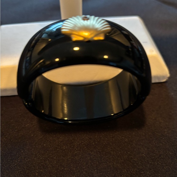 New Bosom Buddies Black Acrylic Shell Bracelet - Picture 3 of 3